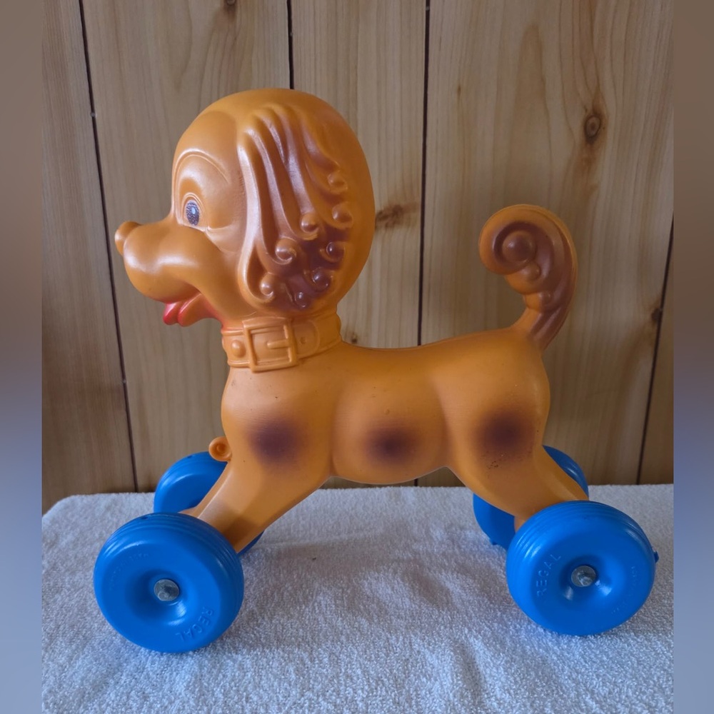 😁vintage Regal plastic pull toy dog.
